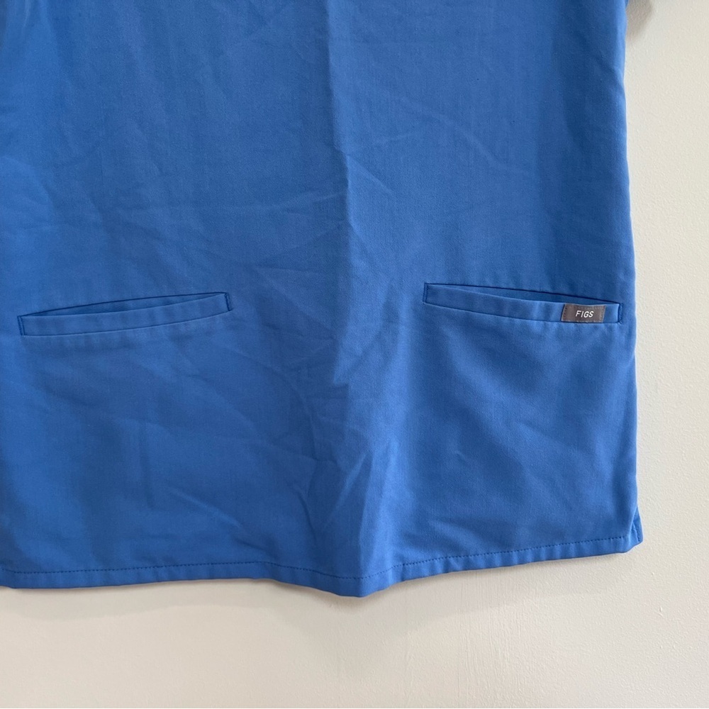 FIGS Women's Casma Three-Pocket Scrub Top in Technical Blue PO 2444, size XS - Picture 6 of 8